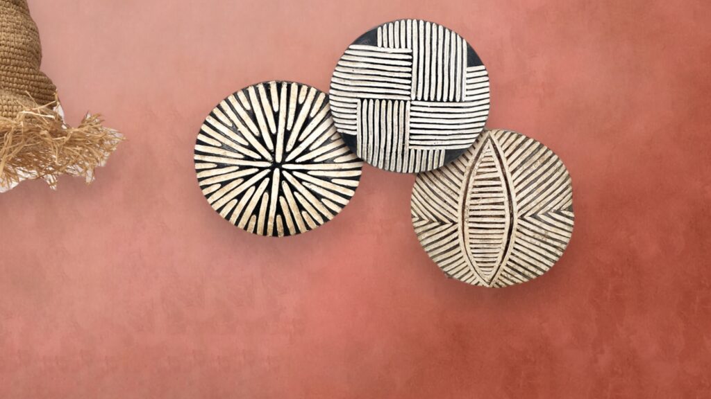 3 Bouclier Bamiléké mis en scène sur un mur
