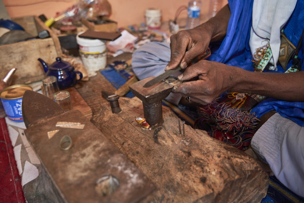 artisan africain en train de travailler le métal et le bois