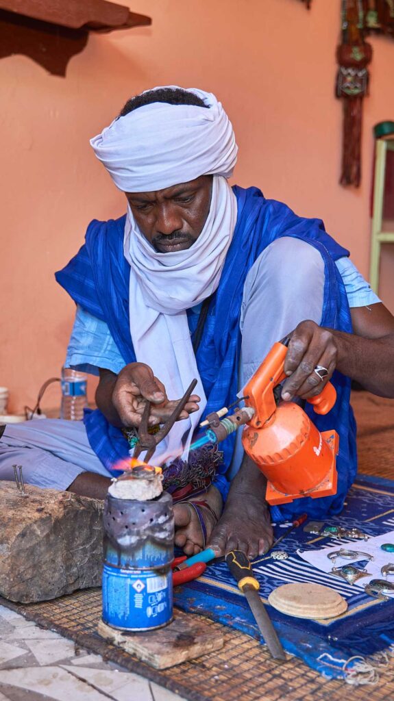 Artisan travaillant avec un chalumeau