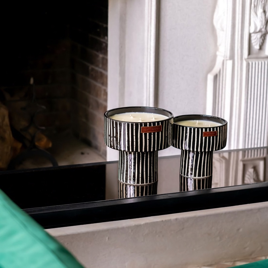 2 bougeoirs posés sur un rebord