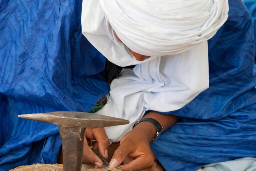 artisan entrain de travailler avec précision
