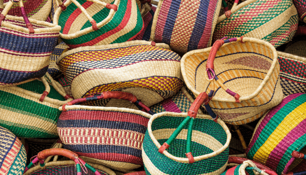 groupe de paniers tisés colorés