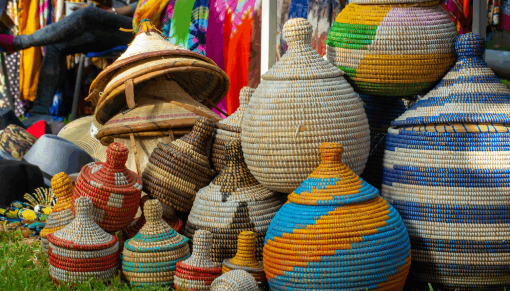 plusieurs paniers et corbeilles tissés en vannerie africaine