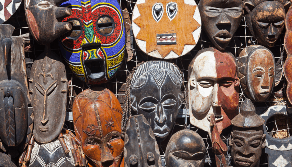 plusieurs types de masques africains